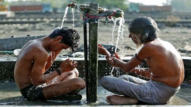 هذه هي طرق الهنود للهروب من درجات الحرارة الشديدة.. شاهدوا الصور